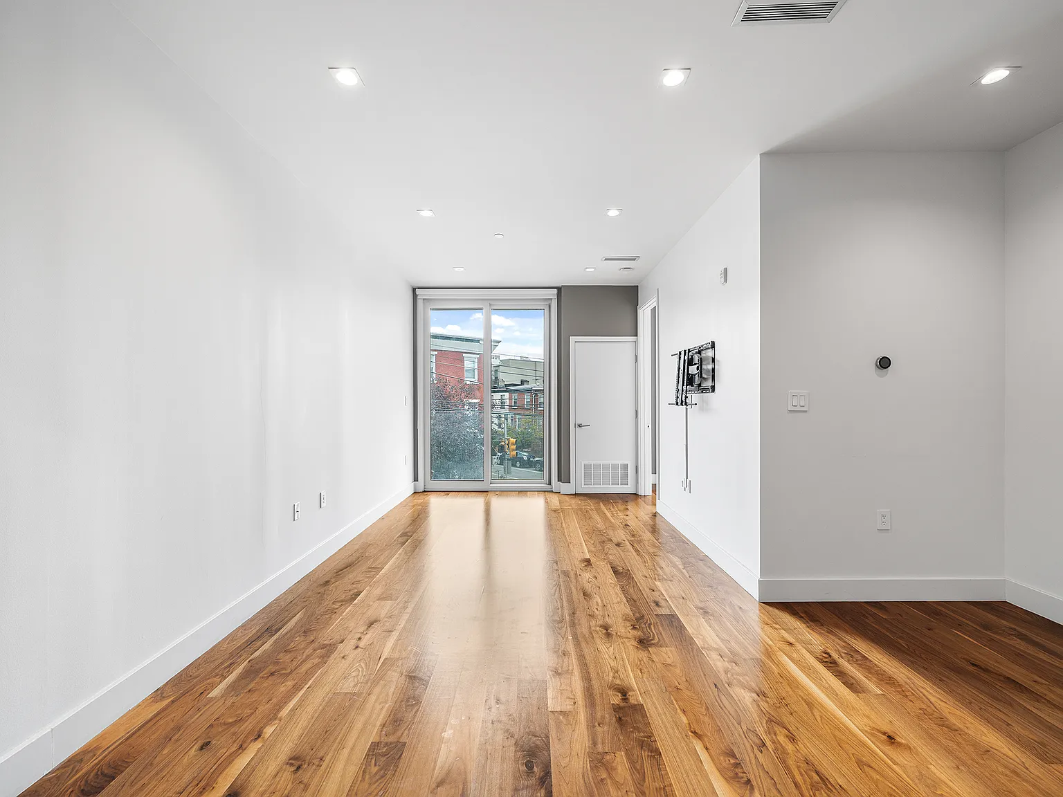 2 bed, 919 sqft, $3,750 — Photo 4