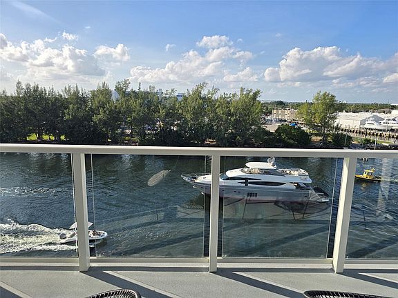 4th image of 1401 N Riverside Drive #707