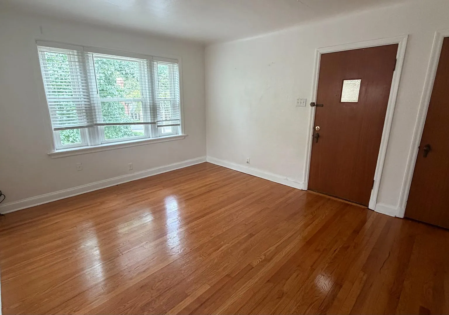 6663 Devonshire Ave - 2E — Photo 2