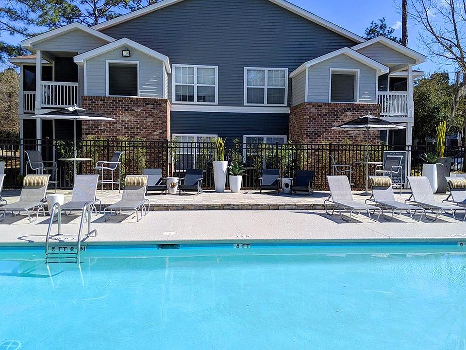 Take a dip in our resort-style pool with expansive sundeck.