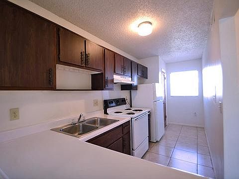 2nd image of 736 E 1st St APT D