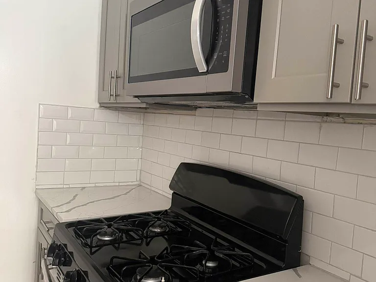 34-50 10th St #3 — Photo 3