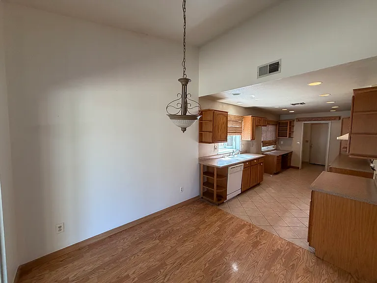 1384 Somerset Dr — Photo 5