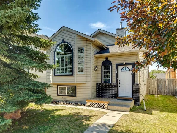 19 SE Covington Close NE, Calgary, AB T3K 4M2