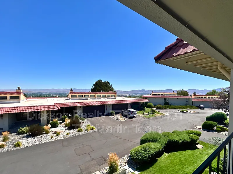 3 bed, 3.0 bath, 2286 sqft, $2,995 — Photo 2