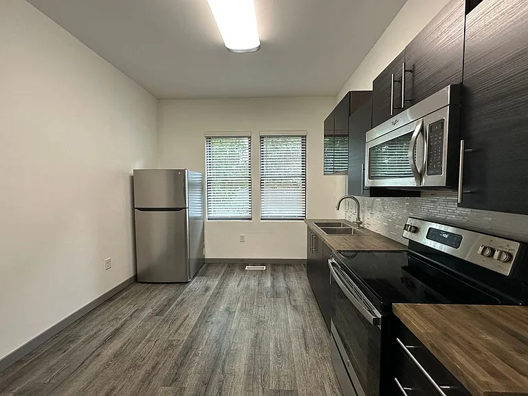 121 E 2nd St — Photo 8