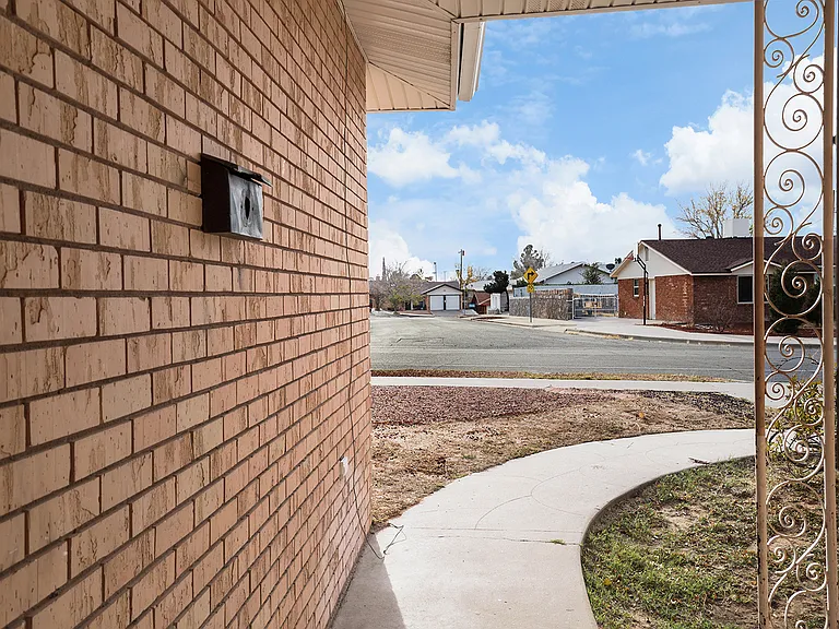 213 Clairemont Dr — Photo 23