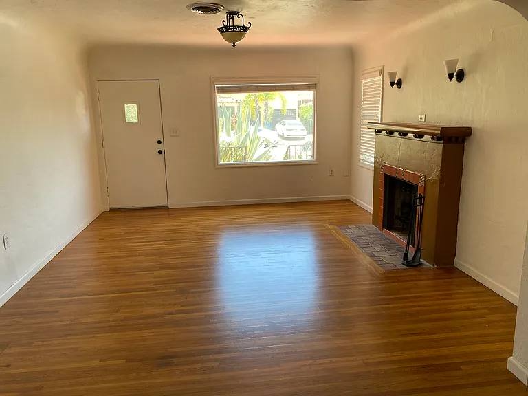 4646 Winona Ave — Photo 9
