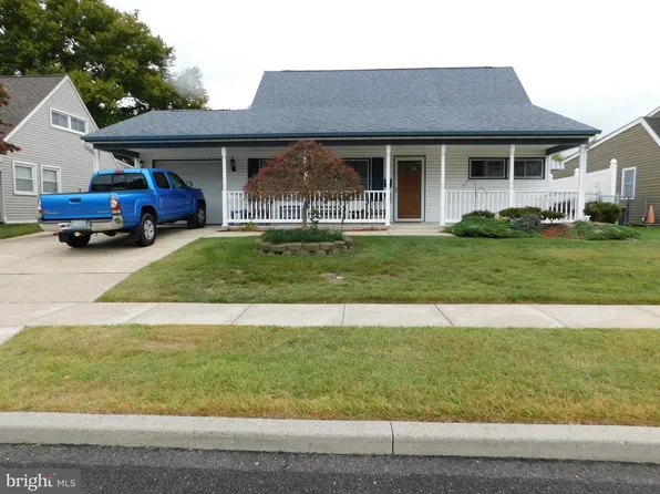 9 New Pond Ln, Levittown, PA 19054