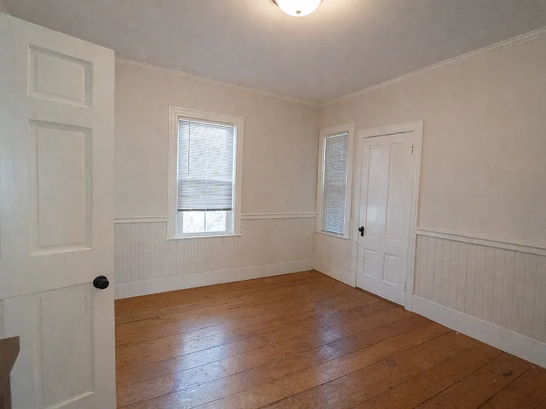 172 E Main St — Photo 8