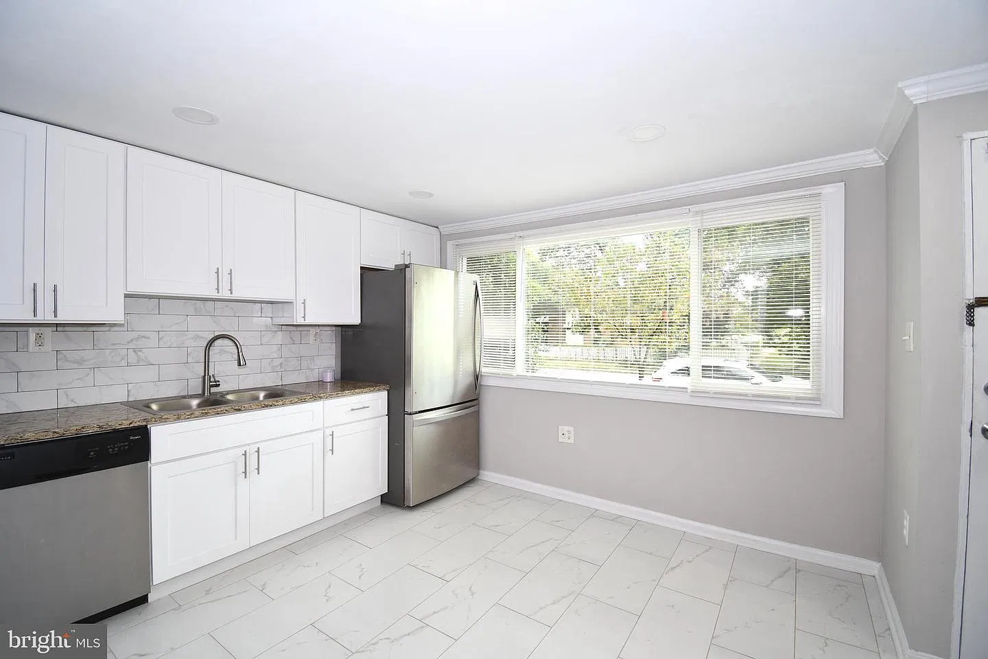 3 bed, 1024 sqft, $2,000 — Photo 3