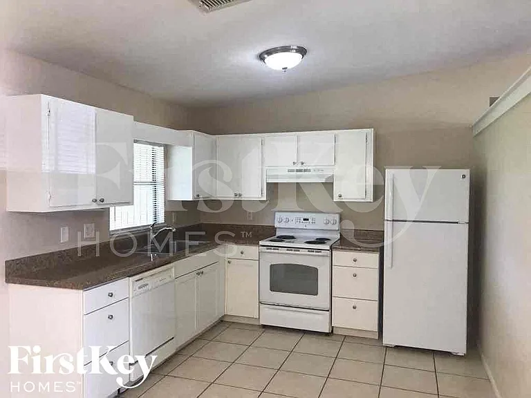 1209 NE 18th Pl — Photo 5
