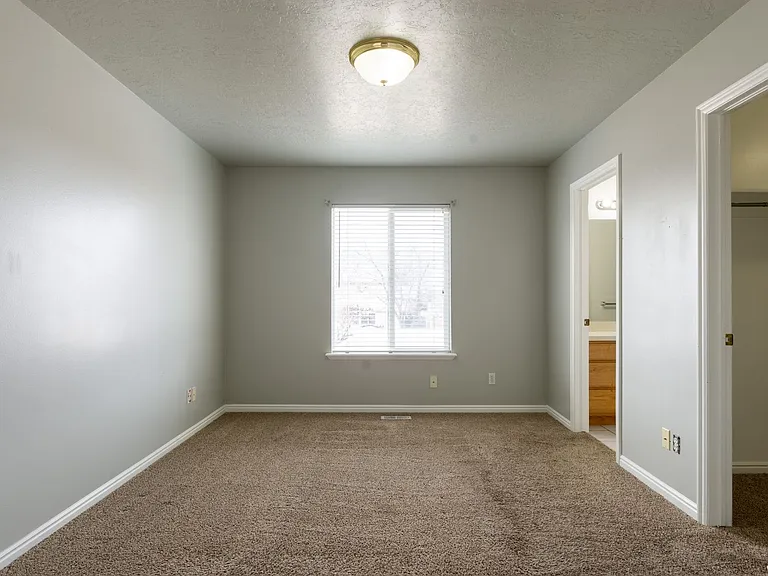 537 N 400 W — Photo 5