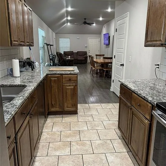 1217 N Stephens Ave — Photo 4