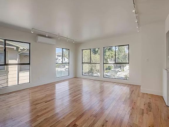 4th image of 515 N Heliotrope Dr