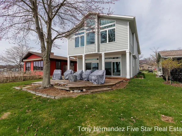 2230 Parker Dr, Wayland, MI 49348