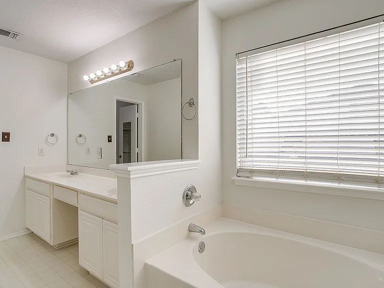 608 Gracie Ln — Photo 13