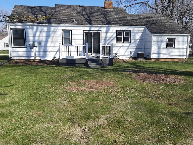 1339 Highland Dr — Photo 3