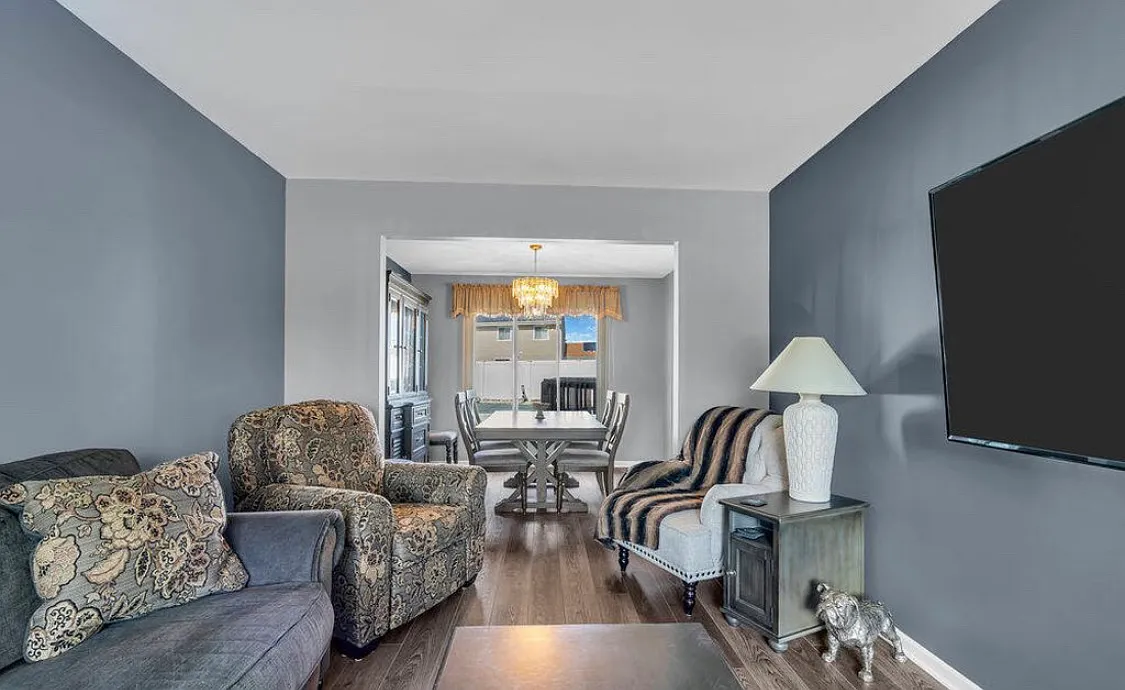 4 bed, 2124 sqft, $3,800 — Photo 2