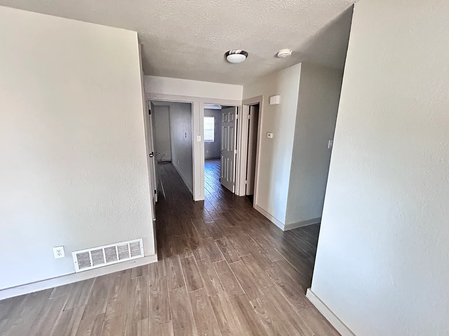 4 bed, 2.0 bath, 1950 sqft, $1,502 — Photo 4