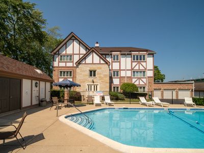 710 Ballantrae Dr APT B, Northbrook, IL, 60062