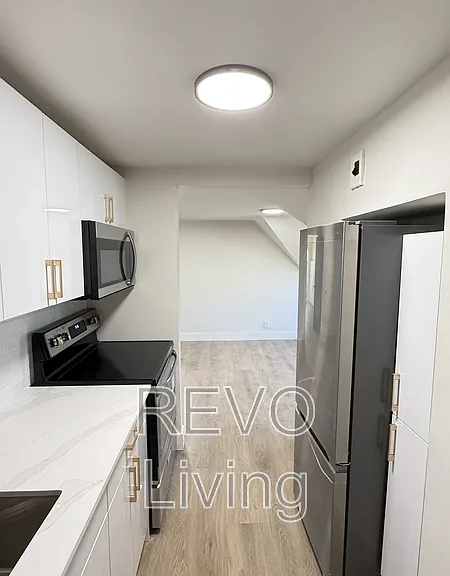 4585 Ryerson Cres #3 — Photo 2