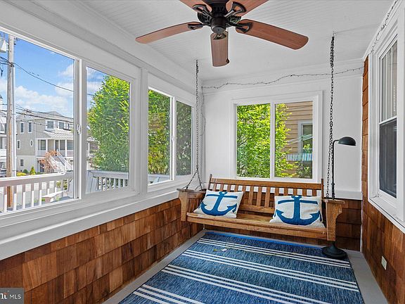 4th image of 118 Parkwood St