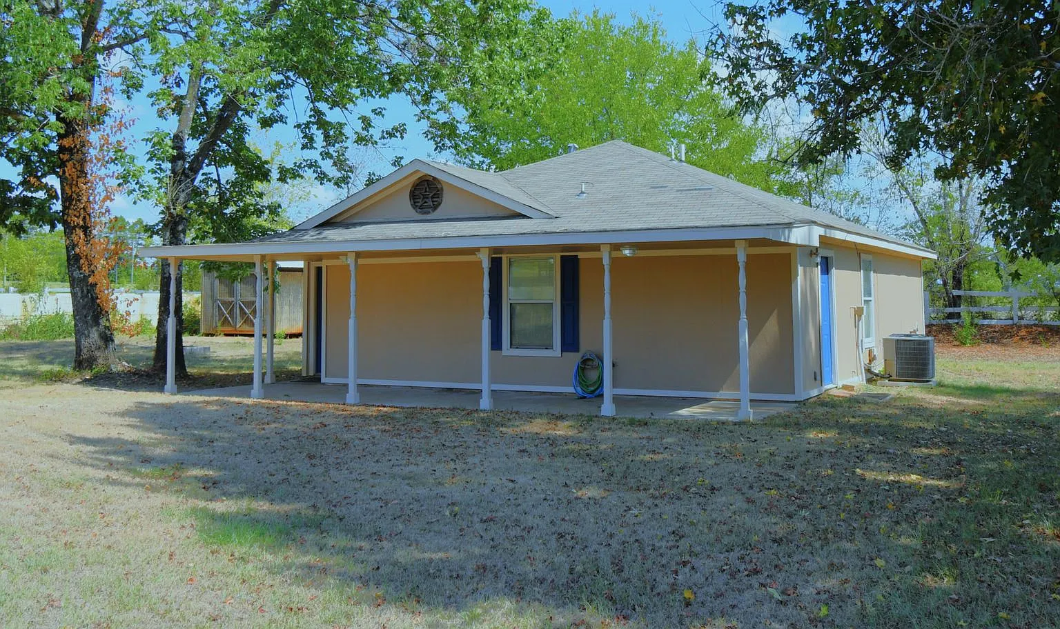 Charming 3-Bedroom Home in a Quiet Country Setting — Photo 2