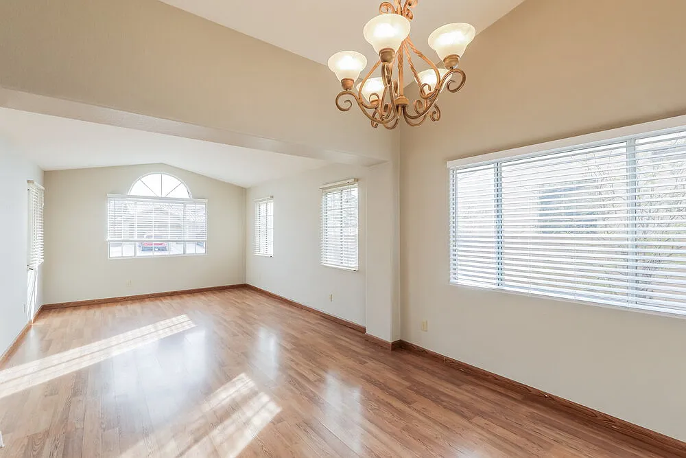 4 bed, 2.0 bath, 2360 sqft, $3,080 — Photo 4