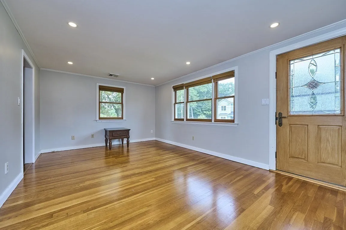 3 bed, 1.0 bath, 1540 sqft, $3,800 — Photo 3