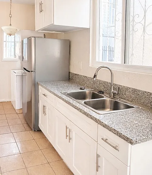 7406 S Figueroa St — Photo 1