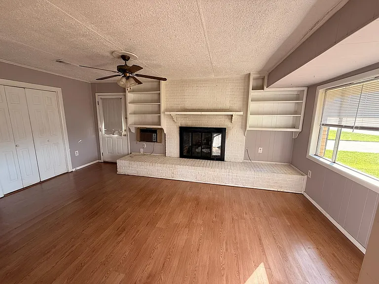 208 Hospital Dr — Photo 4