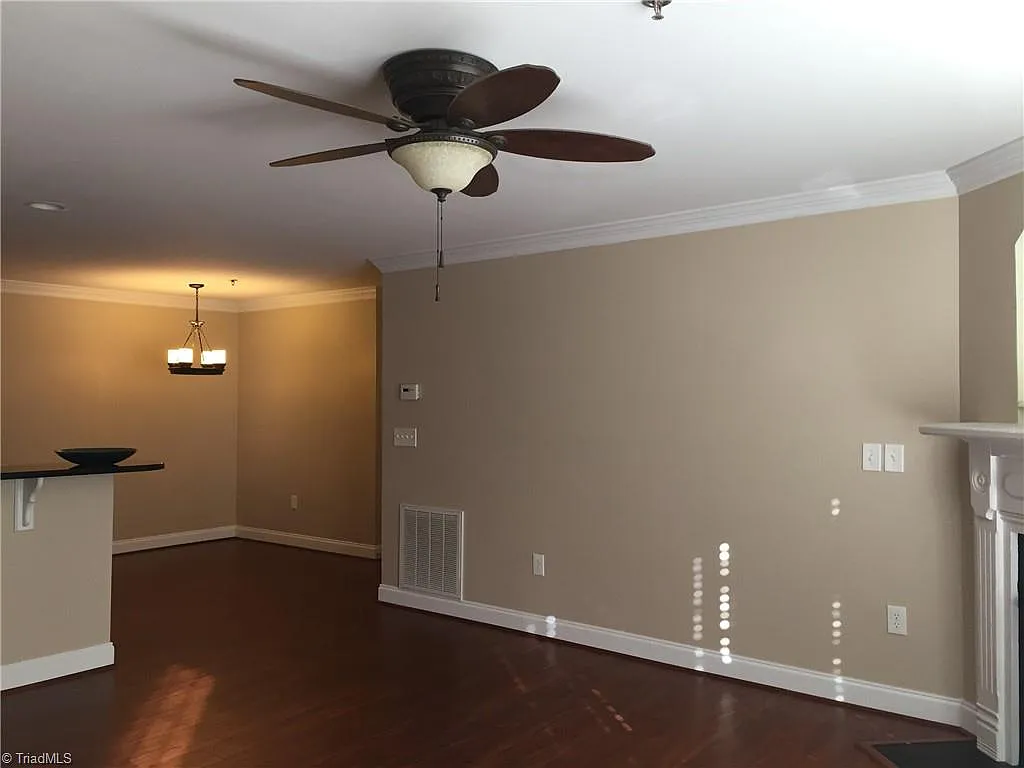 2 bed, 1100 sqft, $1,300 — Photo 4