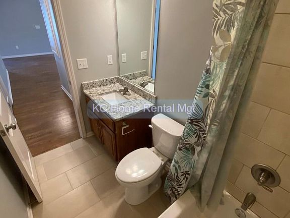 4th image of 3616 Bell St #2