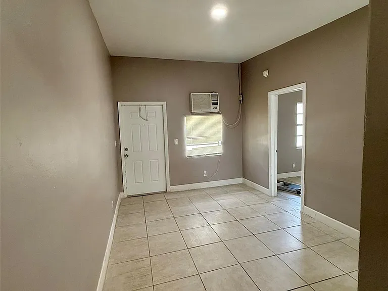 424 NW 15th Ter — Photo 3