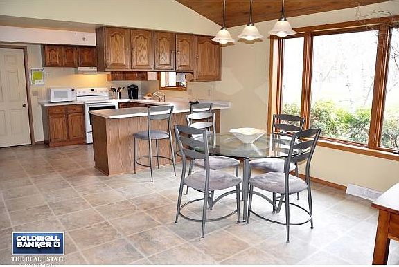 Kitchen DA w/ Vaulted Ceiling