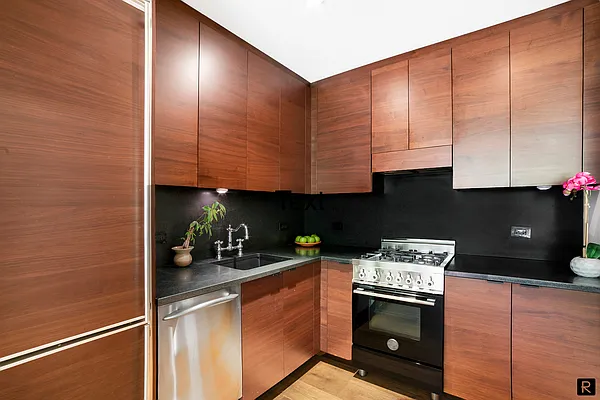 Sold by R New York | media 5