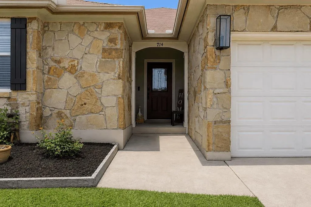 3 bed, 2.0 bath, 1797 sqft, $2,800 — Photo 2