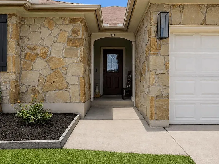 714 Newport Dr — Photo 2