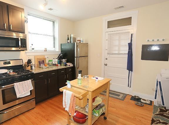 3rd image of 3719 N Leavitt St #03