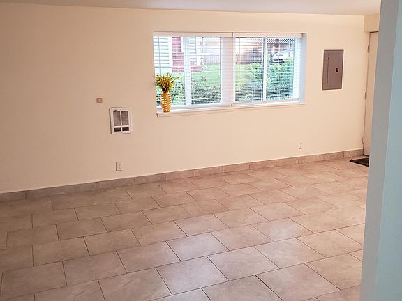 3rd image of 2322 Hoyt Ave #1