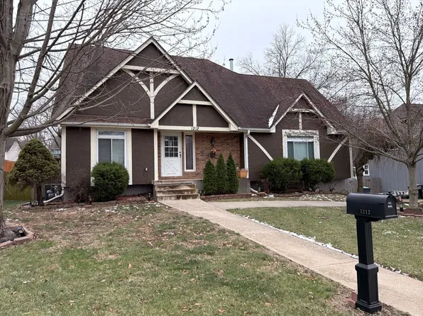 1212 NW Timber Oak Dr, Blue Springs, MO 64015