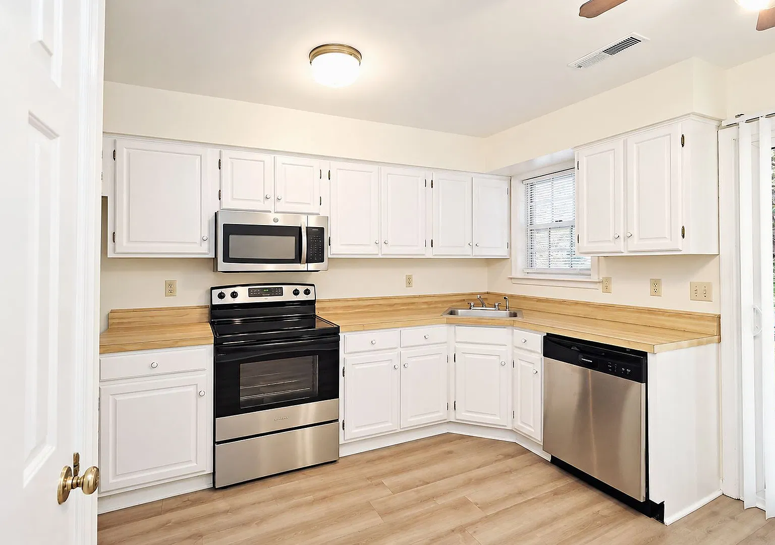 Move-In Ready Duplex with New Flooring & Appliances! — Photo 4