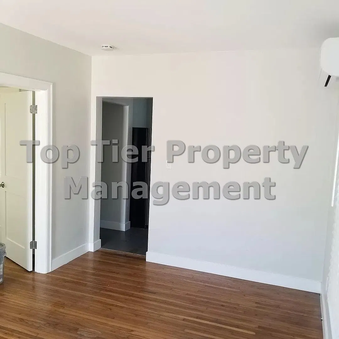 Charming 1 Bed / 1 Bath Cottage in South Park - Available 11/19 — Photo 4