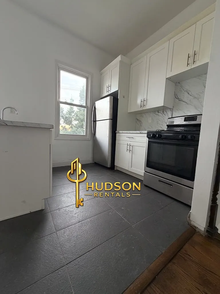 3 bed, 1000 sqft, $2,300 — Photo 1