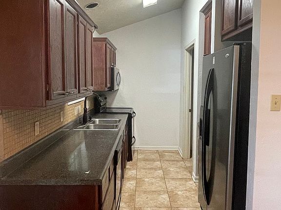 5th image of 920 Shumard Oak St