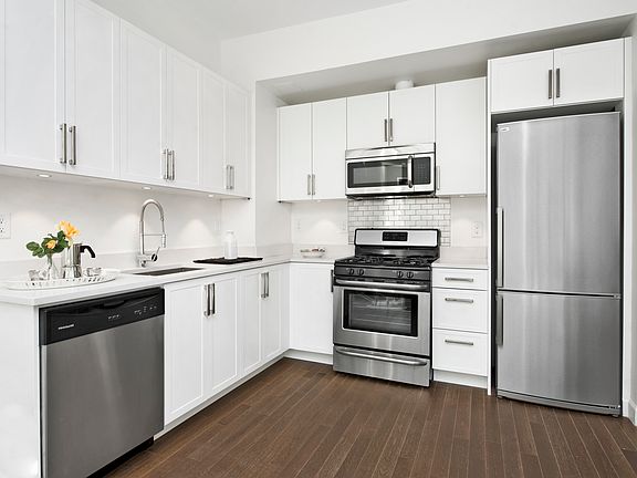 4th image of 44 E End Ave APT 5E