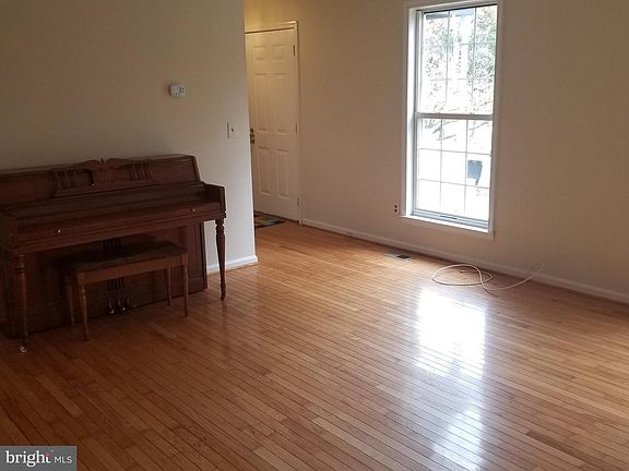 3rd image of 1208 Viking Dr N