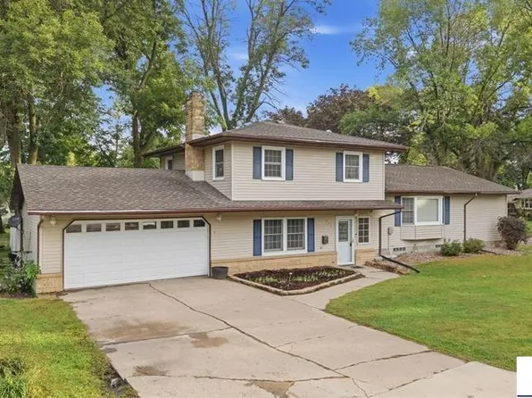 215 Queens Dr, Blue Earth, MN 56013