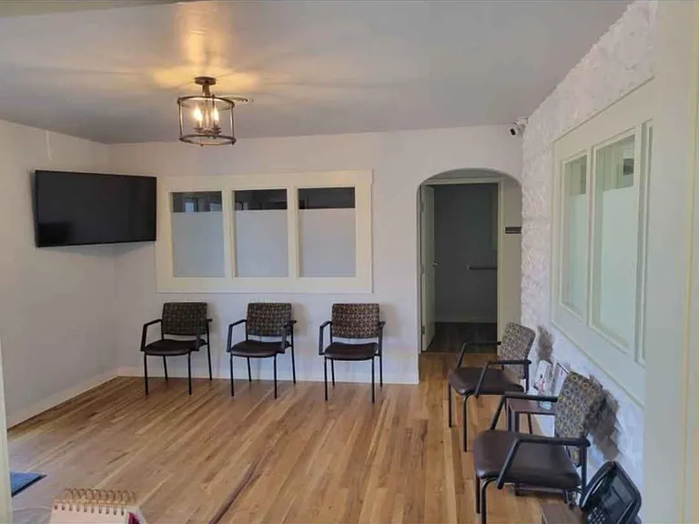 682 NW 3rd St #C — Photo 5